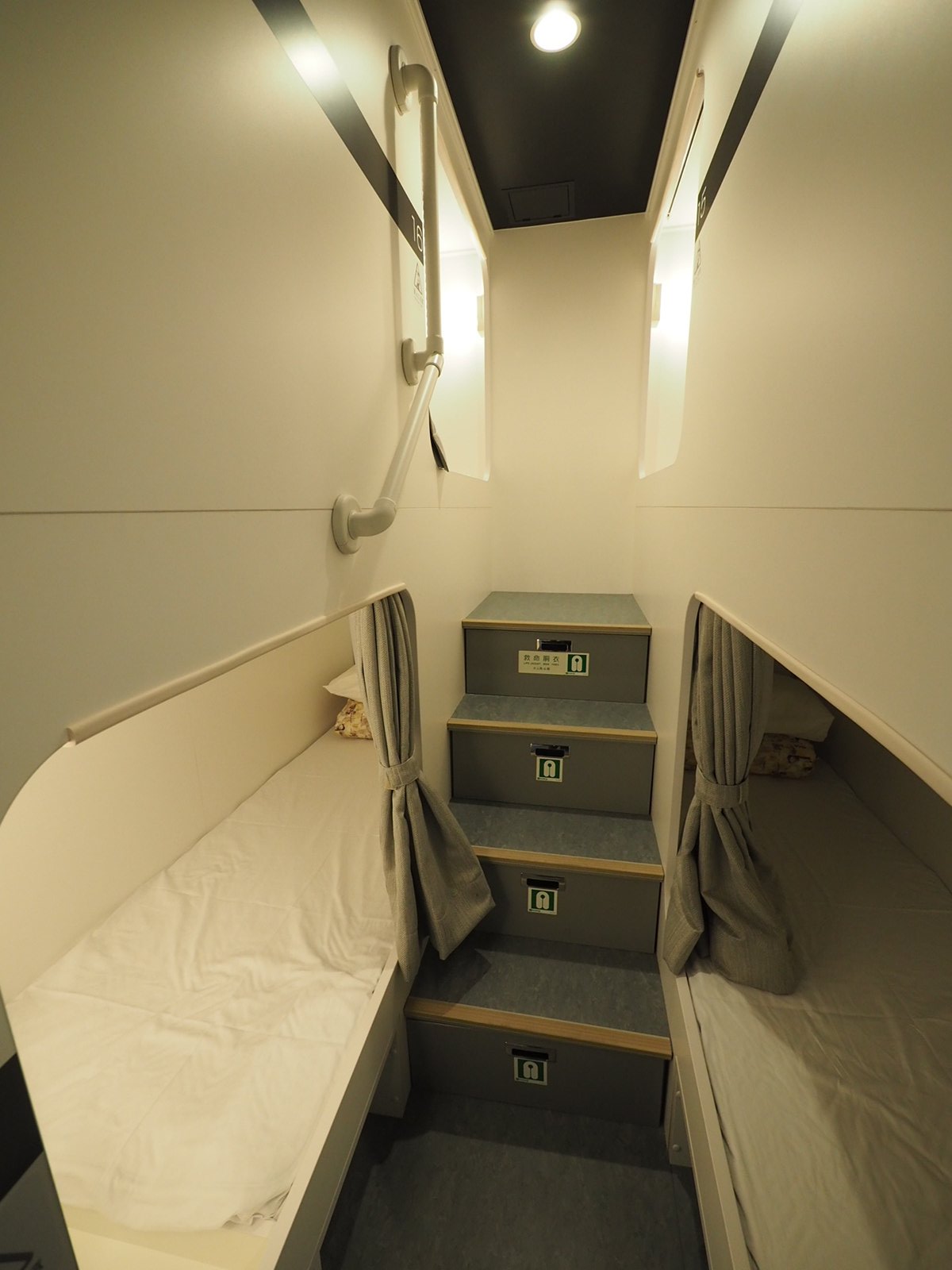 たぬきねこ On Twitter 太平洋フェリー きたかみ C寝台とb寝台 構造はほぼ同じで カーテンが横引きなのがｃ寝台 ロールカーテンなのが ｂ寝台 ｃ寝台には鏡が有りませんがｂ寝台には鏡が有ります
