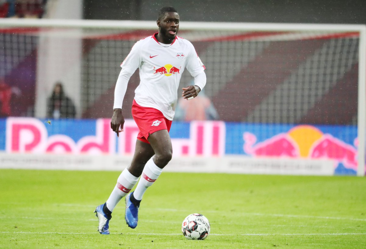 RBLeipzig_Fr's tweet photo. 🚑 Dayot #Upamecano s'est sérieusement blessé au cartilage du genou gauche à l'entraînement d'hier. Il sera indisponible pendant plusieurs semaines.
Nous lui souhaitons tous un bon rétablissement ! 🍀💪
#DU5 #DieRotenBullen 🔴⚪ https://t.co/12gtw6ddAA