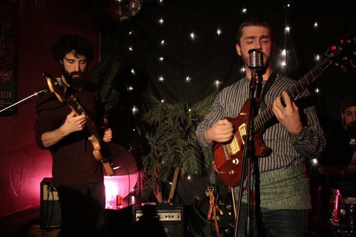 CapuchaSarten's tweet image. Noche mágica la que vivimos junto con nuestros compañeros The Spam, porque juntos creamos una energía positiva que lanzamos al universo.  Gracias a tod@s los que nos acompañasteis, la suma de tod@s es lo que da sentido a lo que hacemos.

#CapuchaSartén