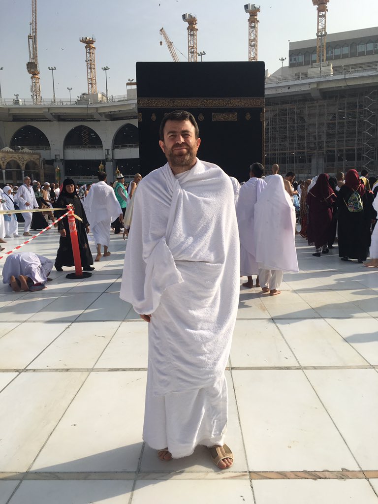 MehmetYavuz_06's tweet image. İhram; kefenin provası...
İki parça bez...
Mânâ yüklü, yalın ve sade...
‘Ölen hep başkasıdır, ben değil’ tuzağına güçlü bir tedbir...
Değil mi ki hayat, ölüm için bahşedilmiş insana?
Yeridir şartları zorlamak,
Misafir olmak için Rahman’a...