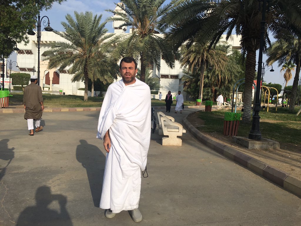 MehmetYavuz_06's tweet image. İhram; kefenin provası...
İki parça bez...
Mânâ yüklü, yalın ve sade...
‘Ölen hep başkasıdır, ben değil’ tuzağına güçlü bir tedbir...
Değil mi ki hayat, ölüm için bahşedilmiş insana?
Yeridir şartları zorlamak,
Misafir olmak için Rahman’a...