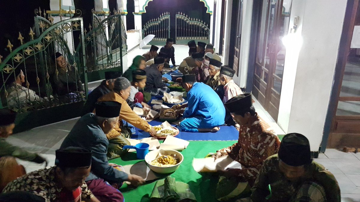 Hampir tiap bulan sekali setiap malam jum'at ba'da sholat isya' berjamaah dilanjutkan tahlilan dan diakhiri dengan makan bersama (ambengan) di daerah kami disebut SEDEKAHAN (shodaqohan).
#MenjagaTradisi