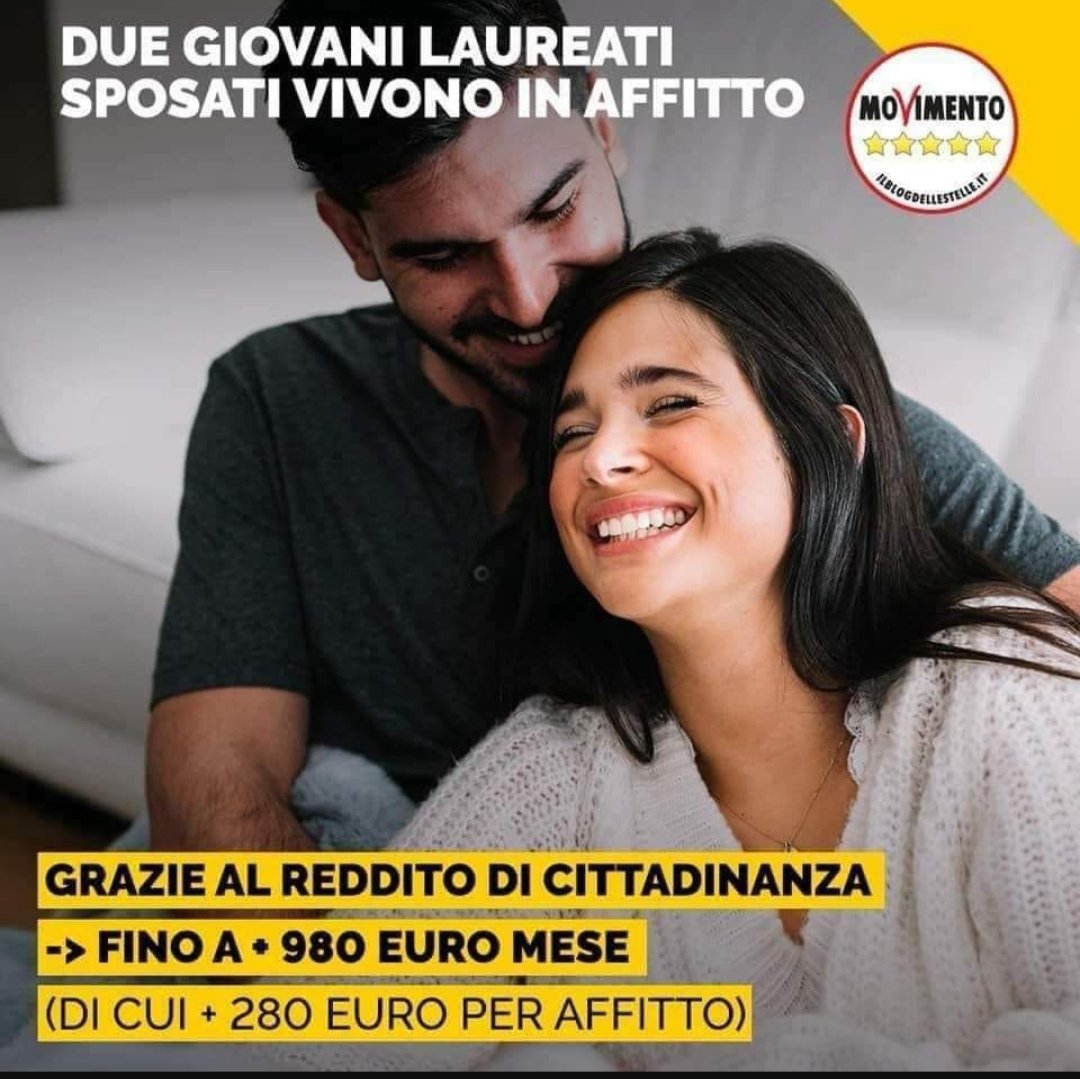 Chiararco's tweet photo. Vorrei segnalare a @makkox. Qui il divano c'è ma loro sono seduti a terra. Coincidenze? Io non credo! #stopdivano @welikeduel @zdizoro https://t.co/1j3eMdTXzn