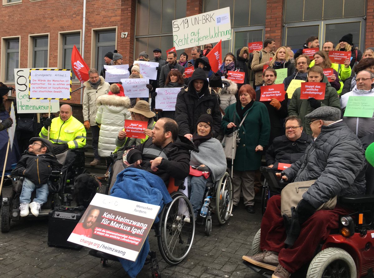 ZDFsaarland's tweet photo. Markus Igel ist auf 24h-Pflege angewiesen. Vor dem Landesamt f. Soziales in #Saarbrücken protestiert er für mehr finanzielle Unterstützung. https://t.co/ohixKoRjY5