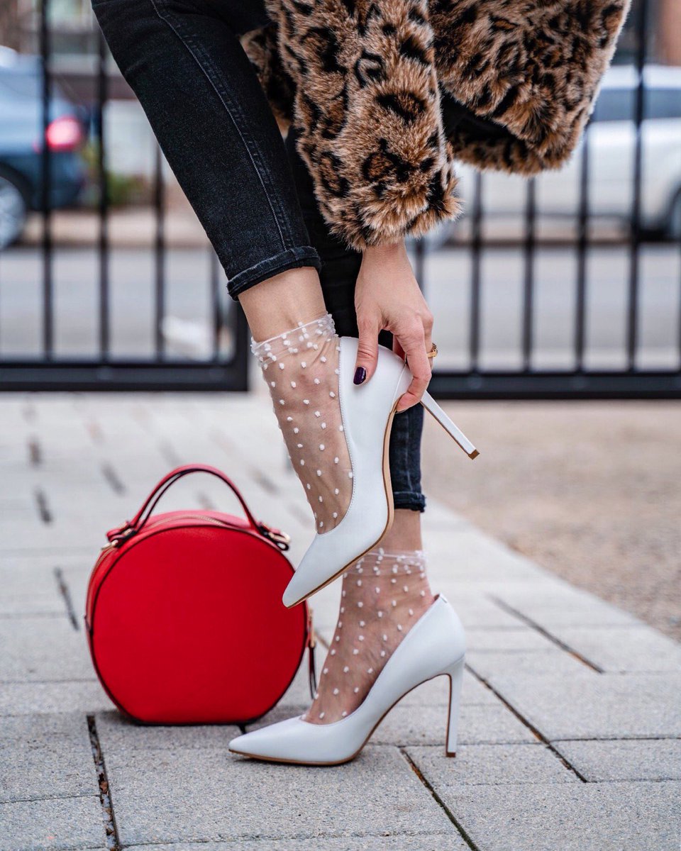 ShoeTease's tweet photo. High heels rubbing you the wrong way...literally? I feel your pain! Let's pop over to the blog to see which of the 10 hacks (to make heels more comfortable) work best for you. What are you waiting for? https://t.co/ajG5XNRKpu https://t.co/T2QdoK47ow