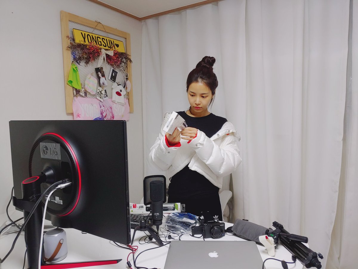 RBW_MAMAMOO's tweet image. [#솔라] 새로운 시도👩🏻‍💻 커밍순 
기대되면 솔라질러!!!!🤟🏻