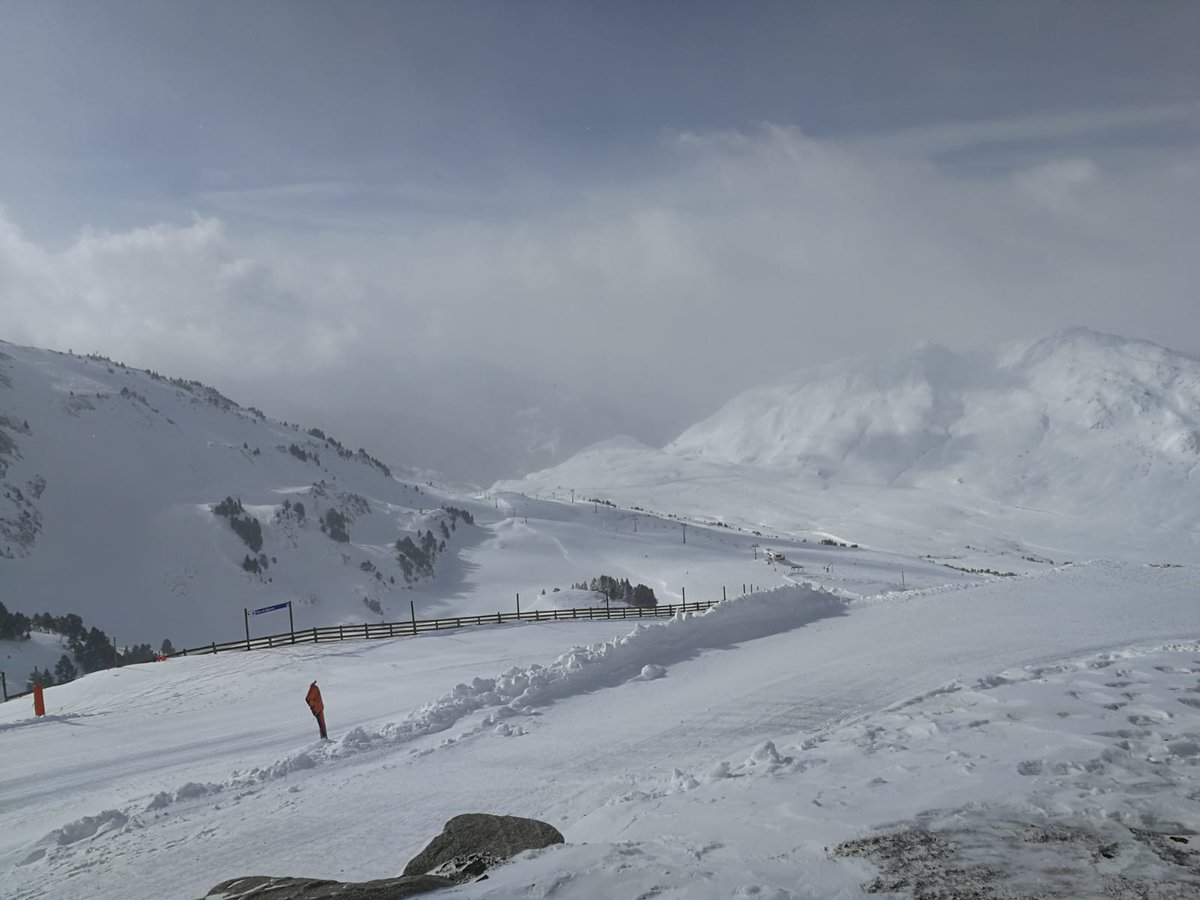 TOTIARAN's tweet photo. Y va despejando en #BaqueiraBeret @Val_dAran #meteocat #meteo #meteoaran #MeteoMuntanya #meteopirineuscatalans #324eltemps #igersaran #EspirituBaqueira #pirineus #neupols #infonieve #INFONEU https://t.co/s9FmIQYNi8