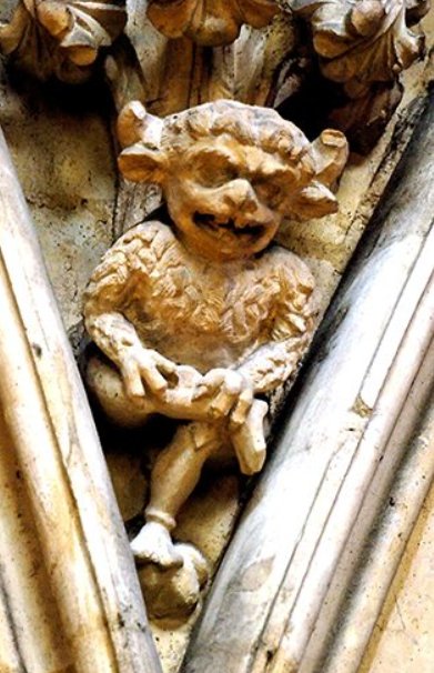 Today for #FolkloreThursday we thought the Lincoln Imp in grade I listed Lincoln Cathedral is a good one! Folklore says it was sent to the Cathedral by the devil, but cast in stone by an angel historicengland.org.uk/listing/the-li… photo credit to <a href="/visitlincoln/">Visit Lincoln</a>