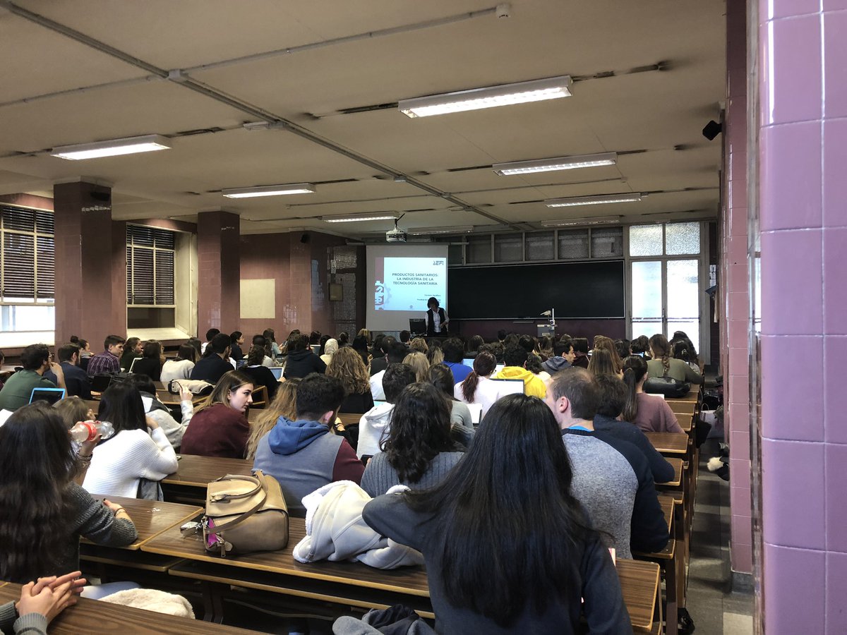 AEFI_es's tweet photo. Llenamos el aula en la facultad de farmacia de la @ffarmaciaUCM . Hoy presentamos AEFI con Carmen Aguilera y los #ProductosSanitarios . https://t.co/eNRtsg4N5c
