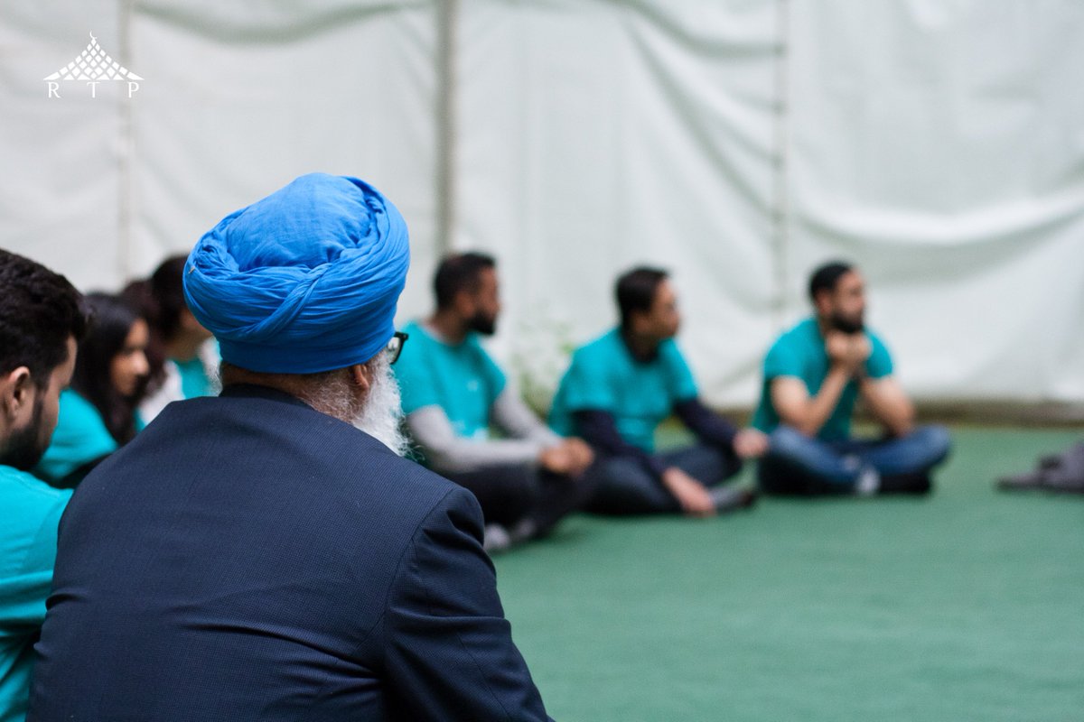 RamadanTent's tweet photo. And in His name, we began. 🤲🙏

#TeamTeal halaqa circle, joined by our special guest on the night @RaviSinghKA/ CEO @Khalsa_Aid 😊

#ThursdayThoughts #ThrowbackThursday #TBT #OpenIftar2018

📸: nikita_70 (IG) https://t.co/Eq2OKpCQ13