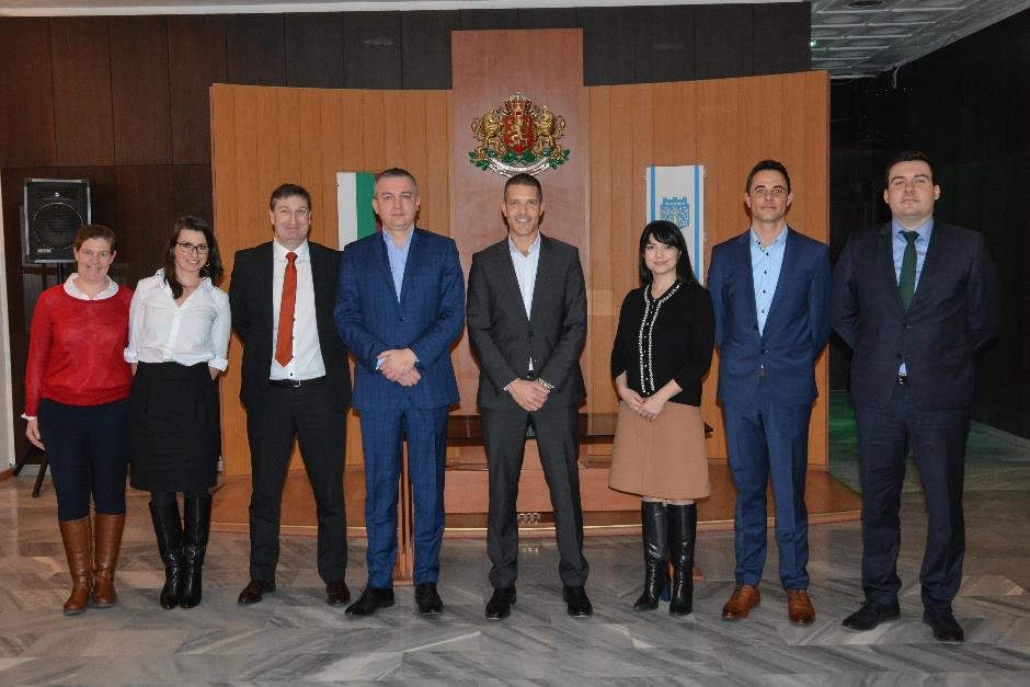 CocaColaEP's tweet photo. Last week, we met with the Mayor of Varna, Bulgaria to announce the opening of a new CCEP finance office in the city. The Varna office will open in May and we are now recruiting for 90 new roles. https://t.co/10m7kICcJj