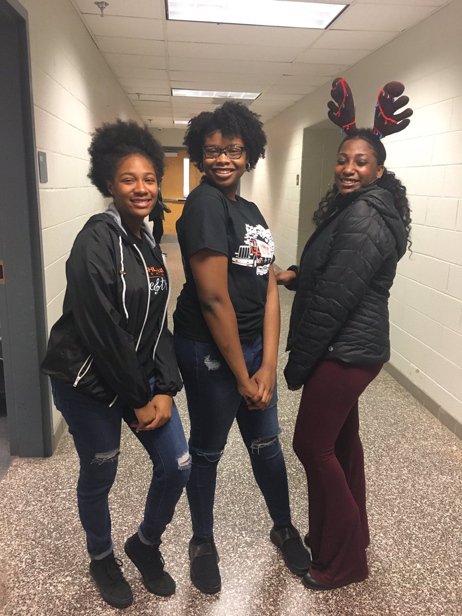CHS_Orch's tweet photo. Because NO ONE feels like cooking on a Friday night, ya’ll should come out to Panera on College Dr tomorrow from 4-8pm to support the Churchland Orchestra Boosters! 
Show this flyer and 20%  of your purchase goes to support these awesome musicians @GoCHSTruckers https://t.co/GydsJTHwhL
