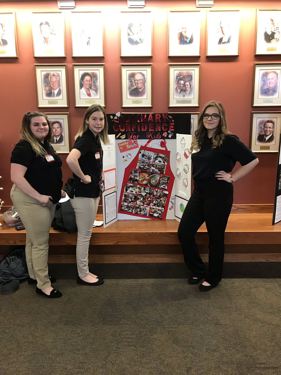 Hawks_fccla's tweet photo. Congrats to our Regional Star Event competitors! We brought home 2 gold, state qualifying awards, 1 silver, and 1 bronze! State, here we come! 🥇🥇🥈🥉 @HHS_Athletics @HHSAdminteam @CAFREEMAN1 https://t.co/Ae0lCWzjti