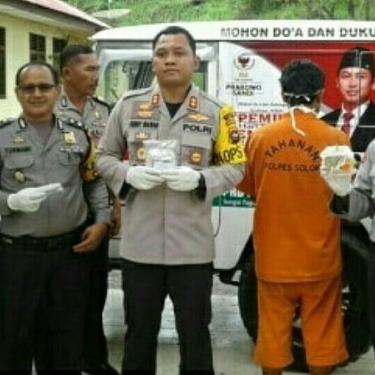 bella_simang's tweet photo. Mobil Operasional Caleg Partai @Gerindra (2) Yang Juga Timses prabowo-sandi02 TerCyduk Krn Membawa Sabu Dalam Jumlah Besar. #PraboHoax #Prabohongstadium4 #prabohong #01JokowiLagi #01IndonesiaMaju #WelcomeBackBTP #WelcomeBTP #PrabowoTakutNgaji #CebongSyariah #PrabowoAntekAsing 👇 https://t.co/HP5MZ1nF5D
