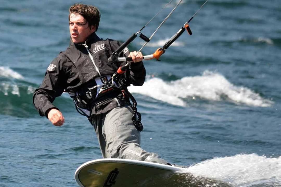 A throwback to a drysuit that can push athletes on the water.
.
.
.
.
.
.
.
#oceanrodeo #kiteboarding #noexcuses #kitesurfing #gokiting #snowkiting #surf #instadaily #picoftheday #toddcares #thekiteshots @thekitemag @kiteworldmag @iksurfmag @thekiteshots @kiteground #letskitesurf