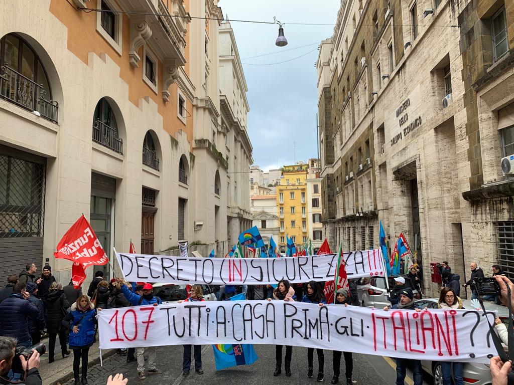 nataledicola's tweet photo. CARA di #castelnuovodiporto e sistema di accoglienza, mentre il XVIII #CongressoCgil approva l'ordine del giorno per la difesa dell'integrazione e della convivenza civile, i 120 lavoratori senza più un posto ora in presidio al @MISE_GOV
#restiamoumani
#qualeaccoglienza https://t.co/U779Emd6Jf