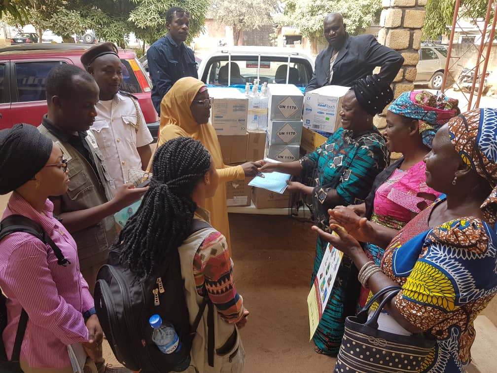 NCDCgov's tweet photo. Our rapid response team (RRT) is in Plateau state supporting the state government with coordination, advocacy and risk communication. The team also distributed #LassaFever commodities to support the state response to the recent outbreak. https://t.co/z1COHkVkfK