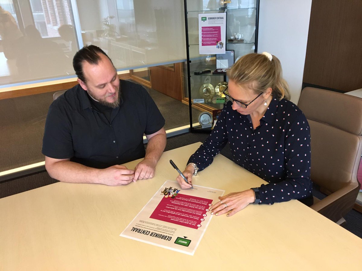 Vandaag heeft directeur Klantcontact Annemarie de Rotte het manifest van Gebruiker Centraal ondertekend. Het is de start van een partnertraject met de Gemeente @Rotterdam. En: Annemarie is sinds vandaag onze nieuwe ambassadeur. Een goede start van 2019!