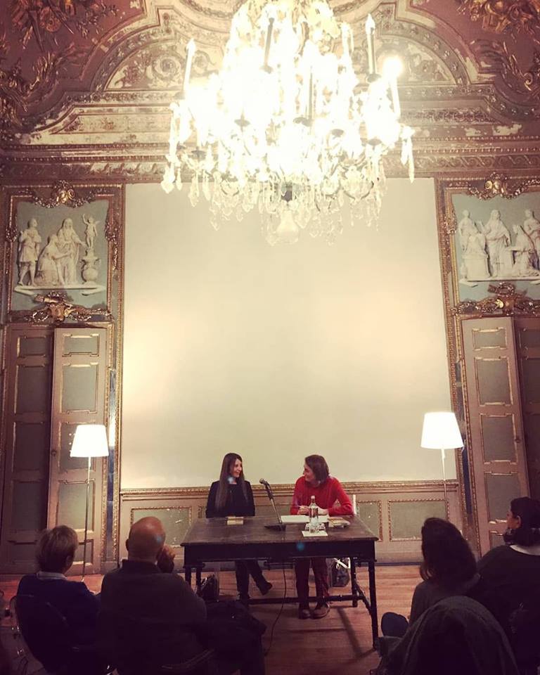 MonicaRBedana's tweet photo. Se vi hanno detto che ieri a Torino nevicava da matti, non è vero. Lo vedete, splendeva il sole di fine estate del "Volo di paglia" di Laura Fusconi, al @CircoloLettori .
(al calore di tutte le persone presenti ieri, grazie ❤) https://t.co/xEzxeKWEfP