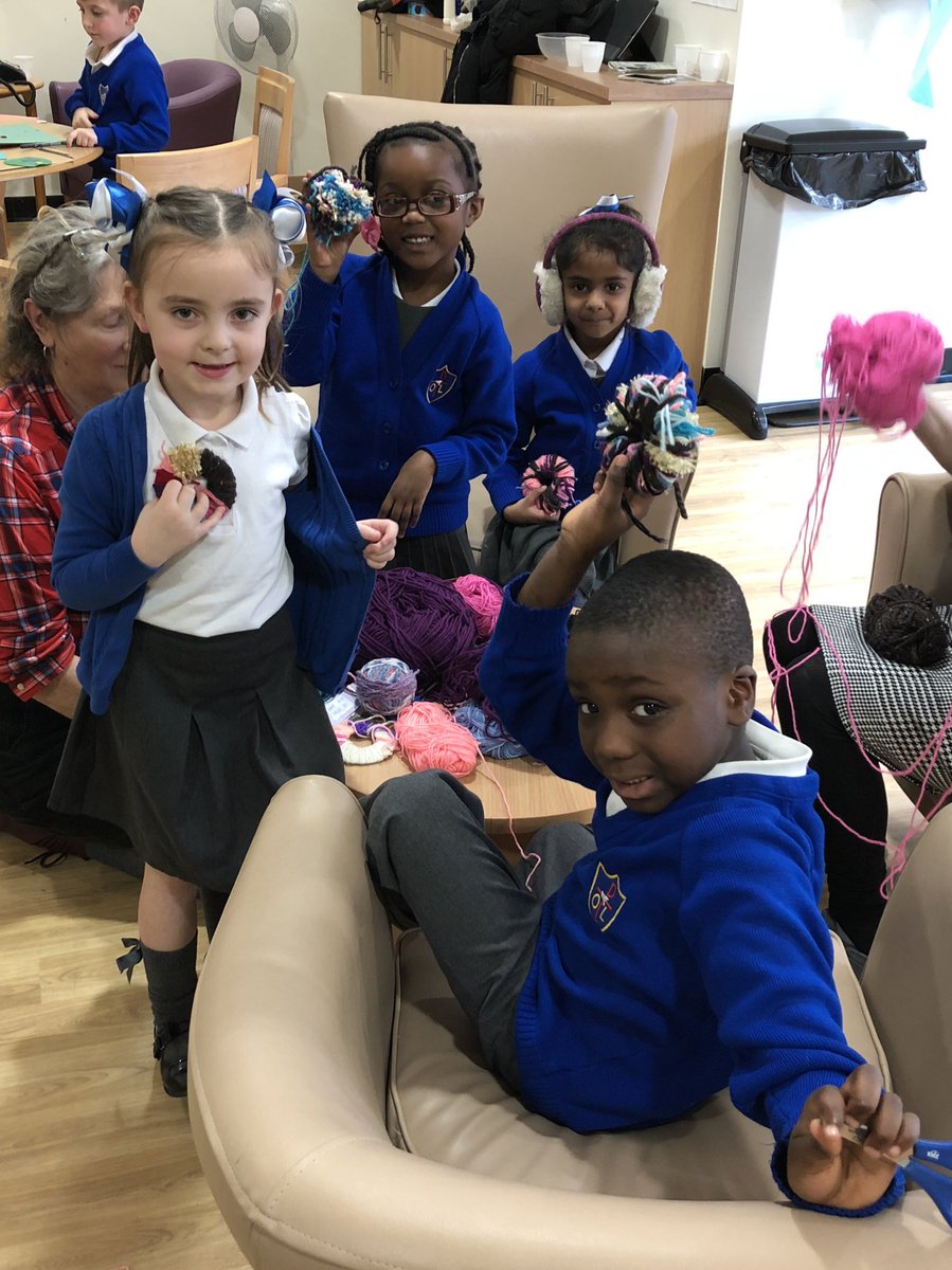 Harts_Hospital's tweet photo. We’ve had a fantastic time hosting the lovely pupils from @stphillys at our Intergenerstional Art session! We all made pom-poms and talked childhood memories #artinhospitals #intergenerationalart @AintreeHospital https://t.co/656qDJhagH