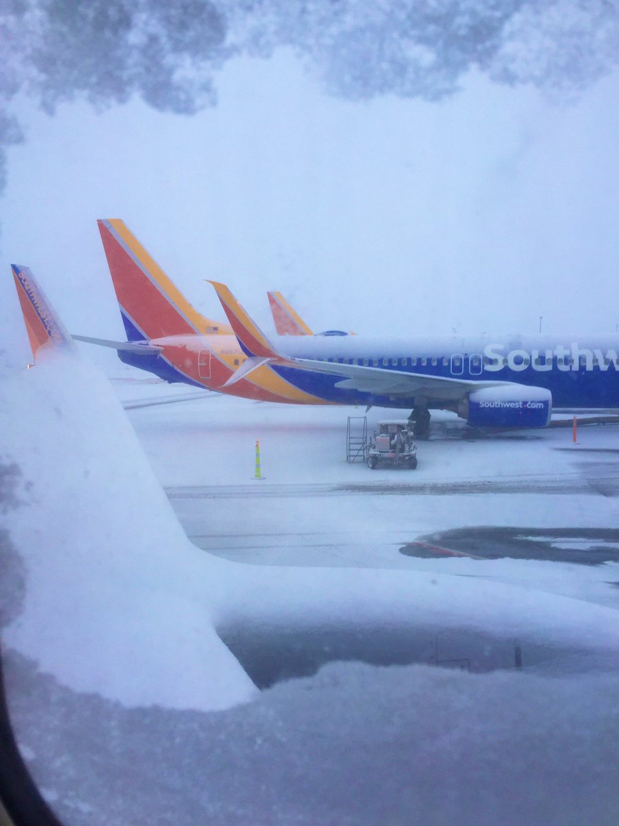32coloradogrl's tweet photo. You look pretty in the snow @SouthwestAir but ready for some sunshine #Denver #sunshinebound #funinthesun #Arizona βοΈπ΅πβοΈ https://t.co/Koj1DDzYBm