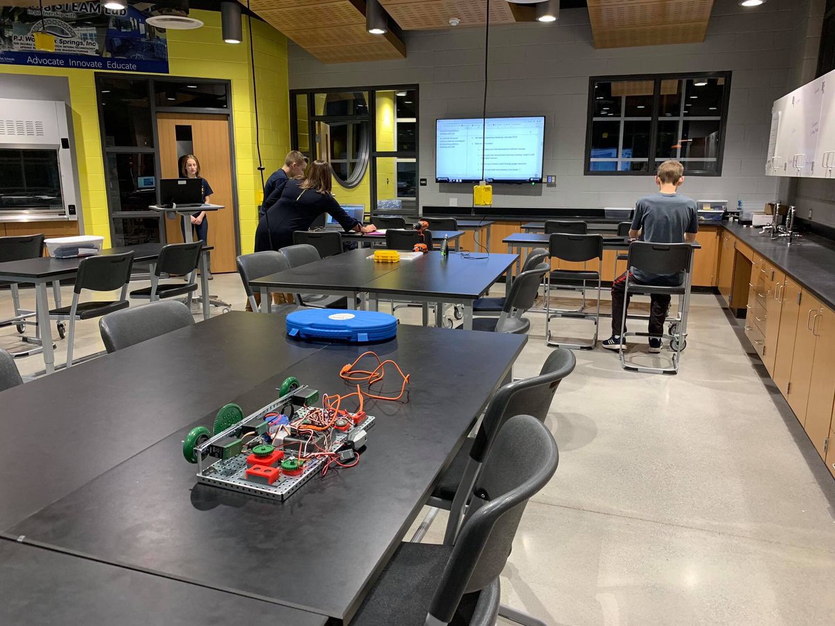 PHNMsRoach's tweet photo. IED students giving the public a little glimpse into our work with Inventor! 💙💛 #phasd1 #pltw #pjws https://t.co/K3YSrK3ibe