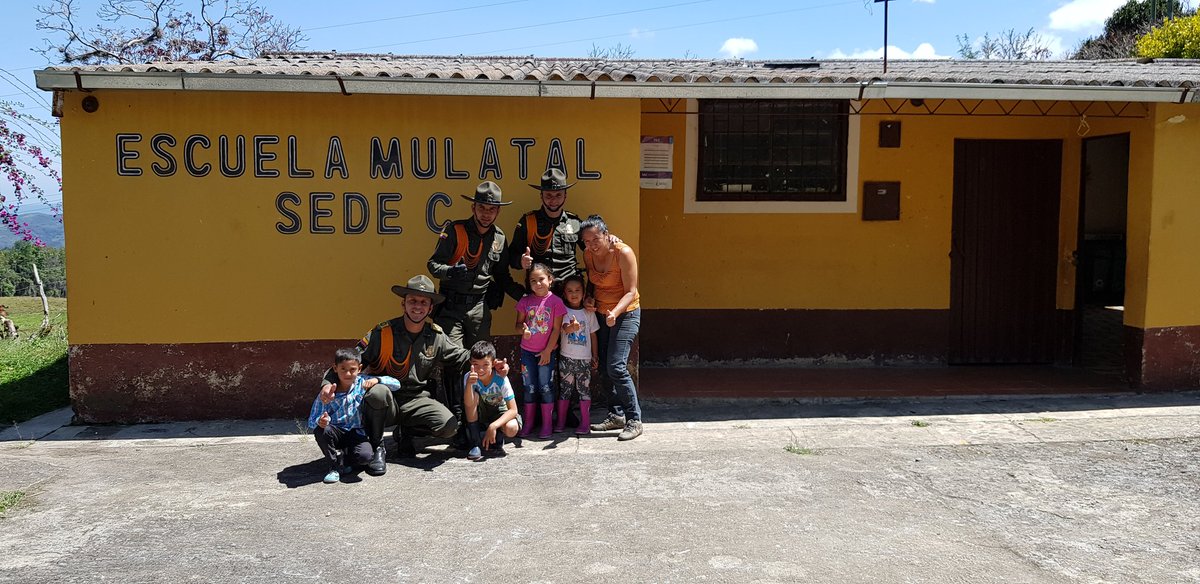 @CarabinerosCol En el municipio #chipata carabineros🇨🇴 Contribuyen con la seguridad rural 🐎 y bienestar de la niñez #JuntosPorLosNiños #MasCercaDelCiudadano  @PoliciaStander