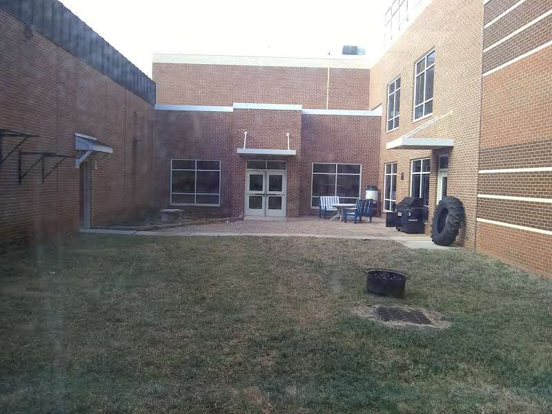 ColvinThe's tweet photo. If you were turning this courtyard into an outdoor classroom, what would you include? Bonus points for budget-friendly ideas! Any suggestions for involving the students (math) in the planning process? #MTBoS #iteachmath #mathteacher #algebra2 https://t.co/dKISRIcJ4t