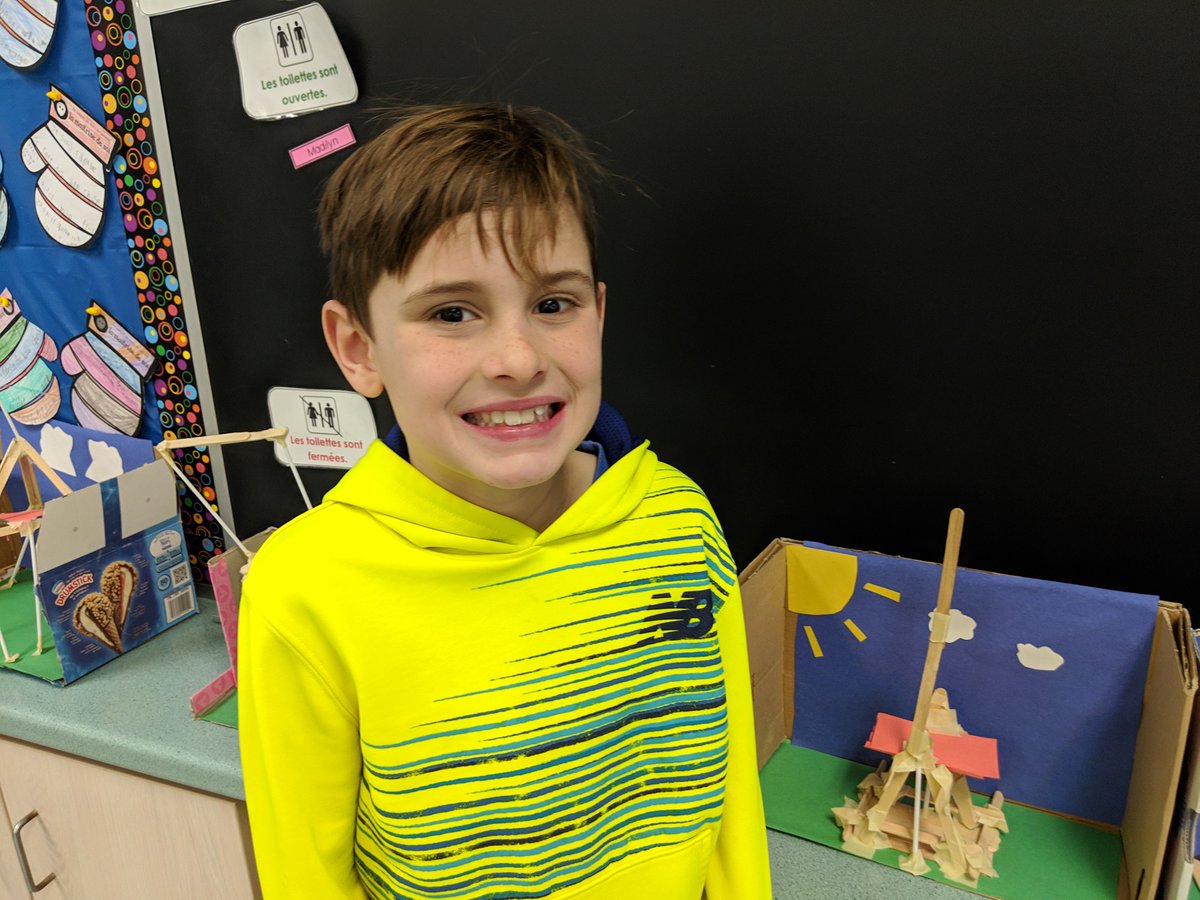Les élèves de Mme Joanne Bénéteau ont commencé un projet de sciences aujourd'hui. Le résultat d'apprentissage : je construis une structure solide et stable.
