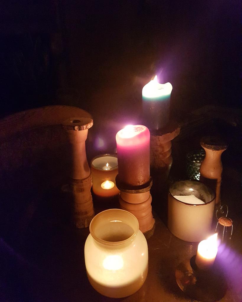 ioppi's tweet photo. Stroomstoring in de wijk. Gelukkig heb ik genoeg kaarsjes in huis en net schaal vol brownies gebakken! #stroomstoring #heerhugowaard #vroegnaarbed #candlelight https://t.co/5r5qhDYOeX