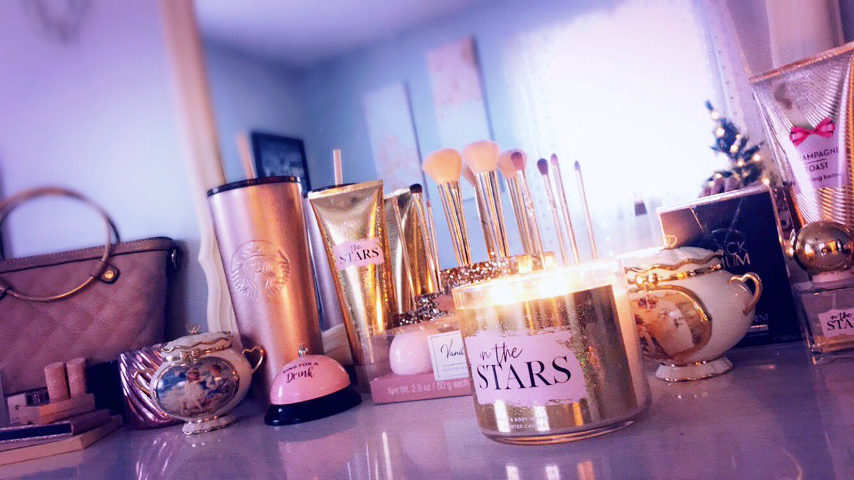 Nothing like soothing scents on a cold deplorable day🕯

#candles #inthestars #relaxation #soothingscents #aesthetic #mood #rosegold #pink #winter #photography #photoblogger #fashionblogger #luxe #bathandbodyworks  #lifestyleblogger #glam #glamsquad #vibes #cozy #rosy #decor