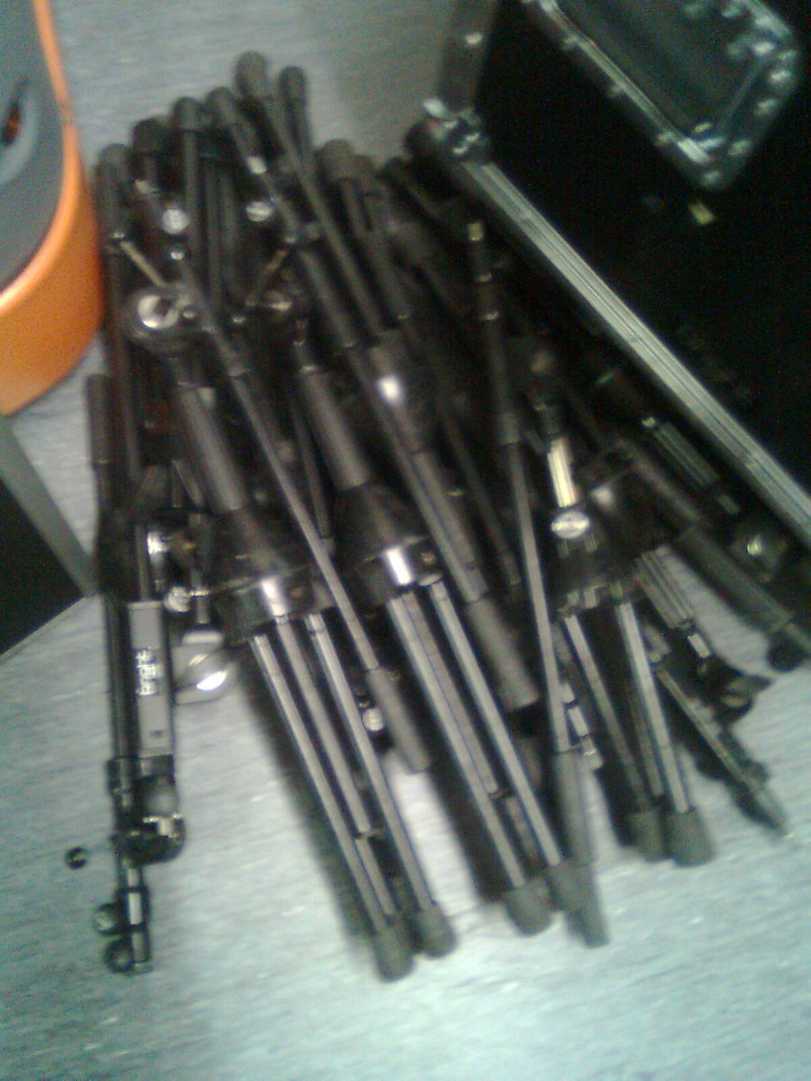 Mikkejä, telineitä, piuhoja, di-bokseja... Ja kaikki pitää pakata eri esiintymispaikkojen riderin mukaan. Tässä saattaa mennä aikaa jokunen tunti - ehkä koko yö... 🤪

#SHLTekniikka #Haitariristeily