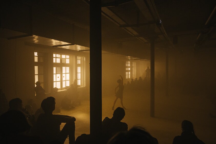 lelieuunique's tweet image. Le Dance-Park a accueilli les premiers spectateurs ce soir : Lucie Collardo fait revivre les mots de Françoise Sullivan et plonge le public dans un moment de poésie bienvenue... il reste 12 semaines, profitons-en ! #nantes #danse #trajectoires