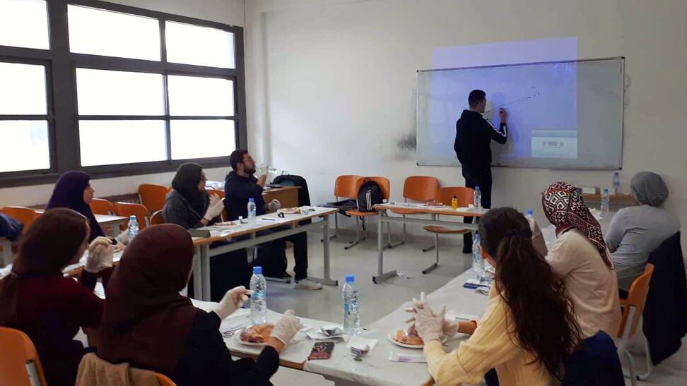 MEDSA_AlJazair's tweet image. Aujourd’hui s’est tenue la deuxième session de notre Atelier de Suture, au niveau de la Faculté de Médecine d’Alger, et assurée par Dr Bouderbal, Résident en Neurochirurgie, que nous remercions de cette formation si enrichissante. #Surgery #SutureWorkshop #Medicine