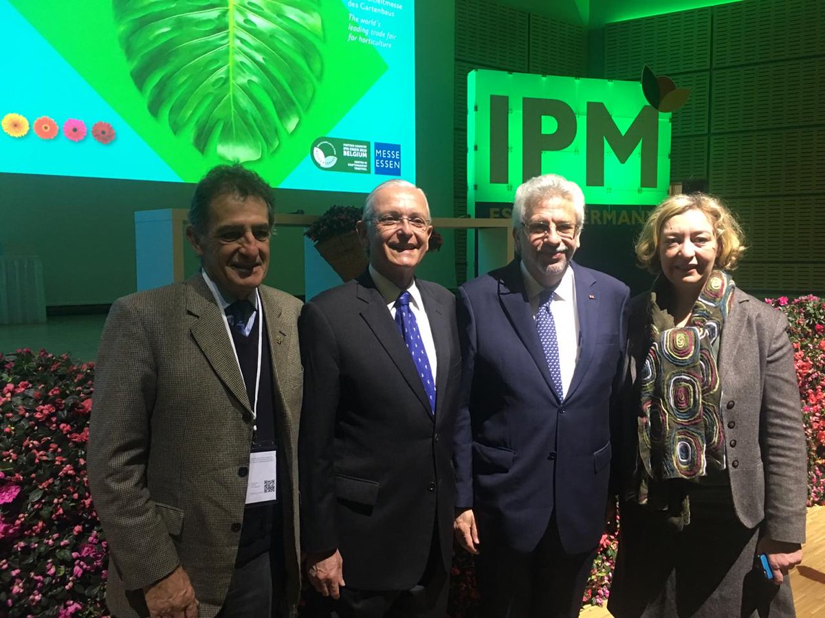 CancilleriaCol's tweet photo. Embajador Hans-Peter Knudsen en la inauguración de #IPMEssen2019, la feria de flores más importante de Alemania, se reúne con el equipo directivo de @UnionFleurs, importante organización de la Floricultura mundial.

@MincomercioCo @PROCOLOMBIACO https://t.co/iTpJOgqXpQ