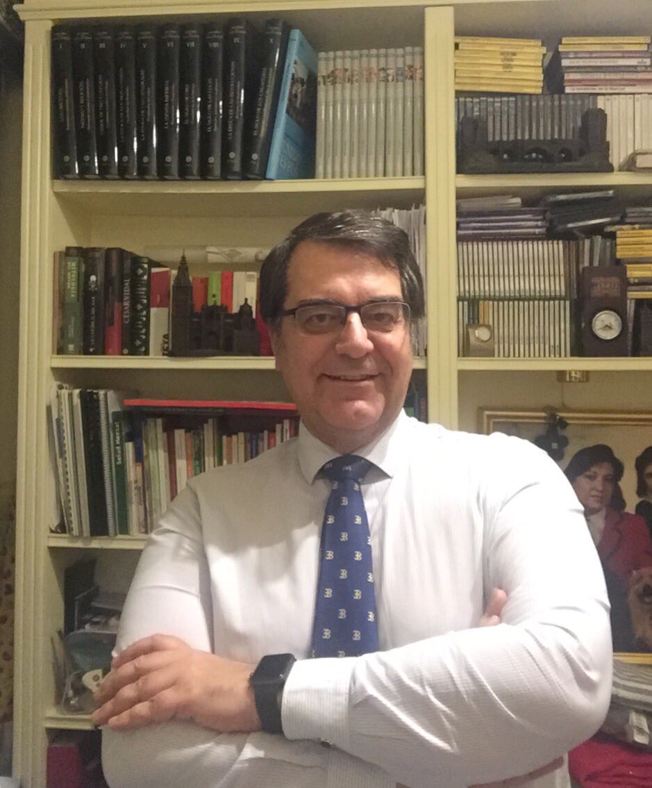 FJouRivera's tweet image. Homenaje, posando con una corbata d su creación, al diseñador español #ElioBerhanyer, nacido Eliseo Berenguer, q ha fallecido hoy a los 89 años en su residencia d Madrid.
Se va un referente d una época d la #AltaCostura española, un embajador d excepción d la #ModaDeEspaña.
DEP