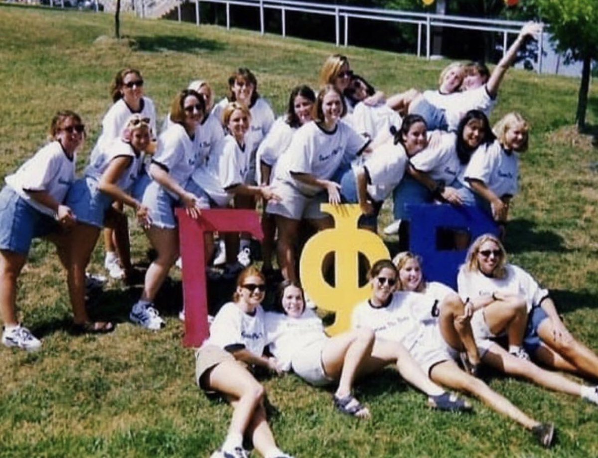 Happy #ThrowBackThursday! •
•
•
we all love some good denim &amp; sisters🤩