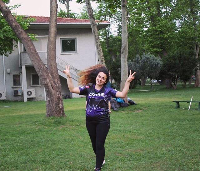 4SAPS
Dicle Temiz
#35
Vurucu 
Bilgi Crows

"Domatessiz bir kahvaltı, pirinçsiz pilava benzer."

#sapsquidditch #4saps