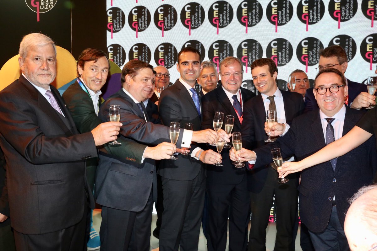 LeonAyto's tweet photo. ✅La Red de #Gastrociudades @CE_Gastronomia se  constituirá este año

El alcalde León @AntonioSilvan_  ha cedido el título de #CEG2019 al alcalde de Almería @RamonFPM en un acto celebrado en @fitur_madrid   

ℹ https://t.co/NWo5rjEQEf https://t.co/V8sJLLQOYG