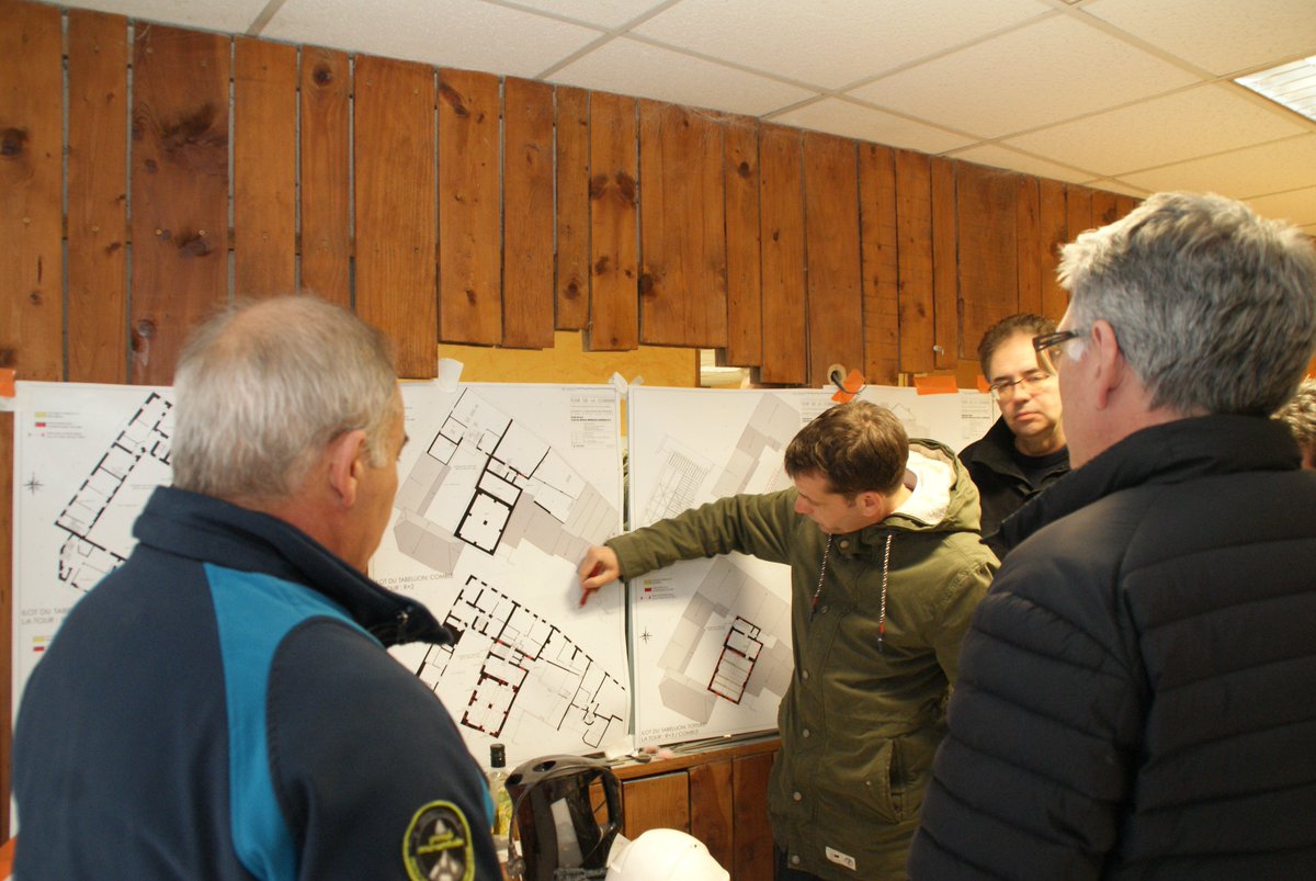 Visite du #chantier du confortement de la tour de la Correrie.
 Pour rappel ces travaux s'inscrivent dans un cadre de réhabilitation du #patrimoine historique saint-jeannais dans un but de redynamiser le centre-ville en améliorant l’attractivité et le cadre de vie.
