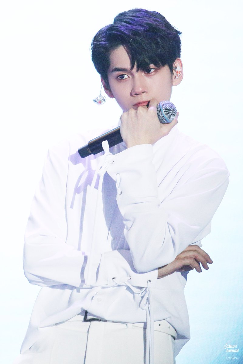 alluresw's tweet photo. 190124 #옹성우
워너원 콘서트 Therefore concert 
Ay-oh 에-오 올라잇까지 완벽구사한 성우😌😌😌 오늘도 얼마나 이뻤게요 https://t.co/awEzx5lgau