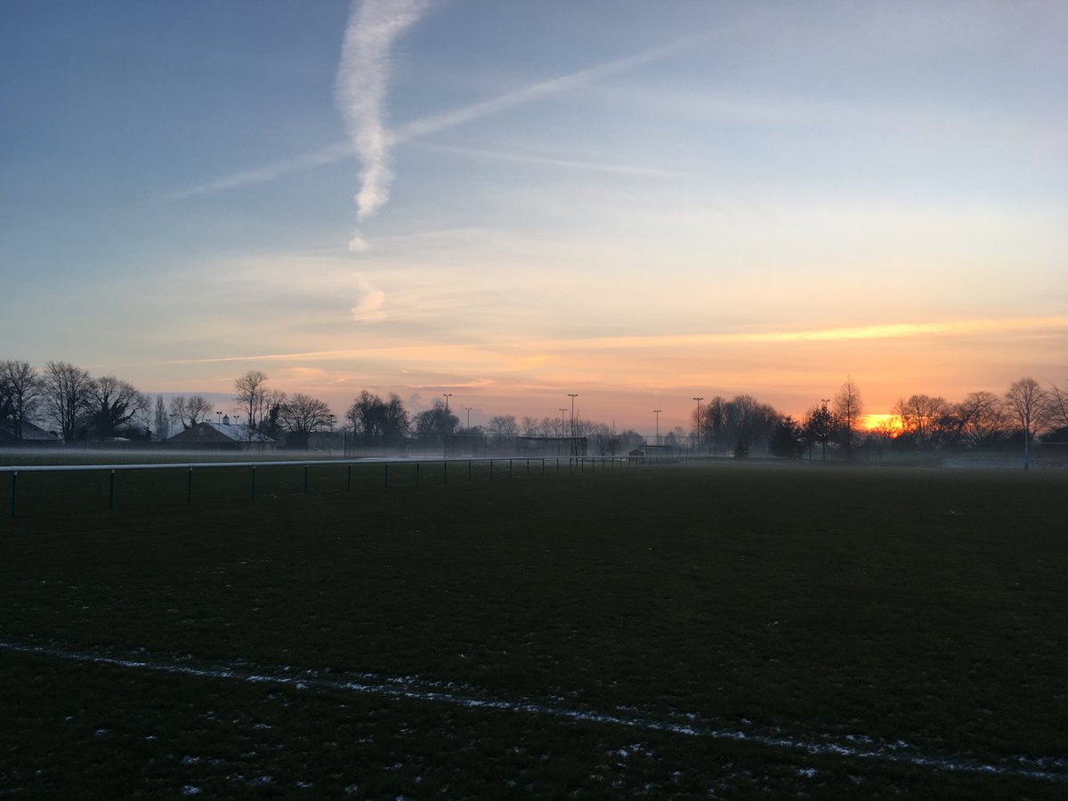 Pockcoaching's tweet photo. Speed training in -2 #tempinversion #strive #ambition #betterneverstops and we see this beautiful East York sunset @pockboyssport @PockSchool @HeadPockSchool. Won’t need ice bath after #spellcheque https://t.co/WzfXQ8lIJ0
