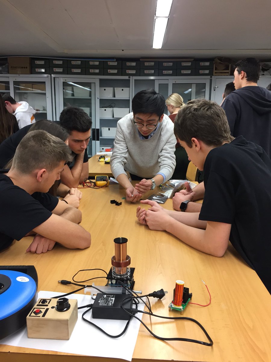 CIC_BTX's tweet photo. Primer CIC&amp;MIT TECH PROJECTS HACKATHON. Tot un repte tecnològic entre estudiants del MIT i alumnes del CIC. Des d’avui i fins dissabte, les aules de tecnologia estaran al màxim rendiment... i ens encanta!! Us anirem informant dels projectes que vagin sorgint. Estigueu atents https://t.co/rIkJTP7Uxc