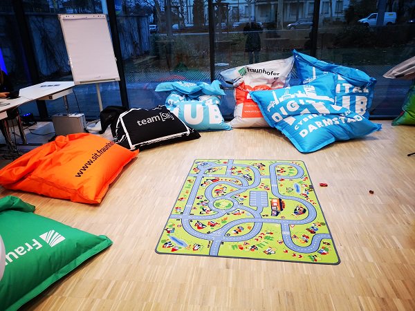 FraunhoferSIT's tweet image. Kegel stehen, Spieleteppich liegt, Spherobälle rollen: Wir sind bereit für die #DevNight, die gleich um 18 Uhr anfängt! Unsere iOS-Experten freuen sich auf euch.