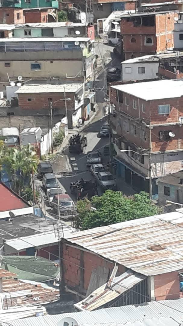 #Caracas #JoseFelixRibas Funcionarios del Faes toman zona 6 luego de registrarse enfrentamiento el día de ayer con manifestantes y bandas del sector, vecinos denuncian que están allanando casas de la zona Se conoce de un Fallecido hasta el momento.