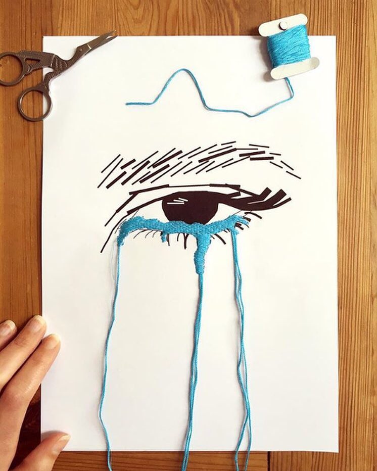 La #artista #francesa <a href="/clea_lala/">CLÉA LALA</a> logra una #unión perfecta entre #ilustración y #bordado, logra una aleación particular entre #textil y #papel, para obtener mayor #dramatismo en sus piezas, con hilos derramados que completan la #expresión de sus #dibujos... #embroidery #tejido