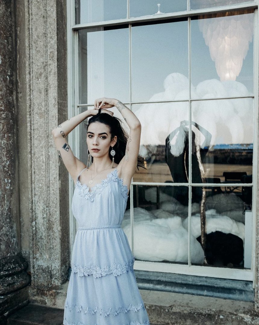 AynhoePark's tweet image. DAYDREAMING // A crisp Aynhoe morning, featuring the @amoderngrandtour feather lamp. Repost from @frankie_miles #aynhoepark #amoderngrandtour #featherlamp #daydream #morning #repost #ostrichlamp #cotswolds #oxfordshire