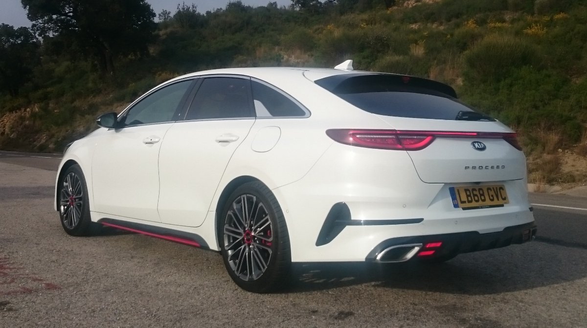carwowuk's tweet photo. Our team have been out test driving the all-new #Kia #ProceedGT!
It's done a great job or blending estate-like practicality with smart coupe looks, but would you choose it over the likes of a #Hyundai #i30N?
https://t.co/NY0l1kUSrW https://t.co/yZmeXyBtKU