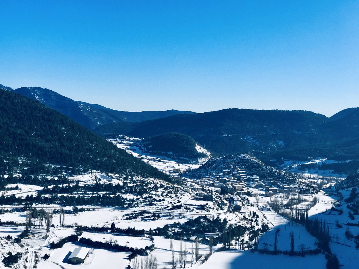 PedraforcaBTT's tweet photo. ♥️GÓSOL💙 #neu #blanc #casa #pobla #estasuperbonic #esprecios @TuixentLaVansa @portdelcomte @AquiBergueda @aquilatierratve @berguedaturisme @AjGosol @rutasporetapas @catexperience @BCNmoltmes @PaisCatalunya 🔝❄️😉 https://t.co/IviyGI8HSR