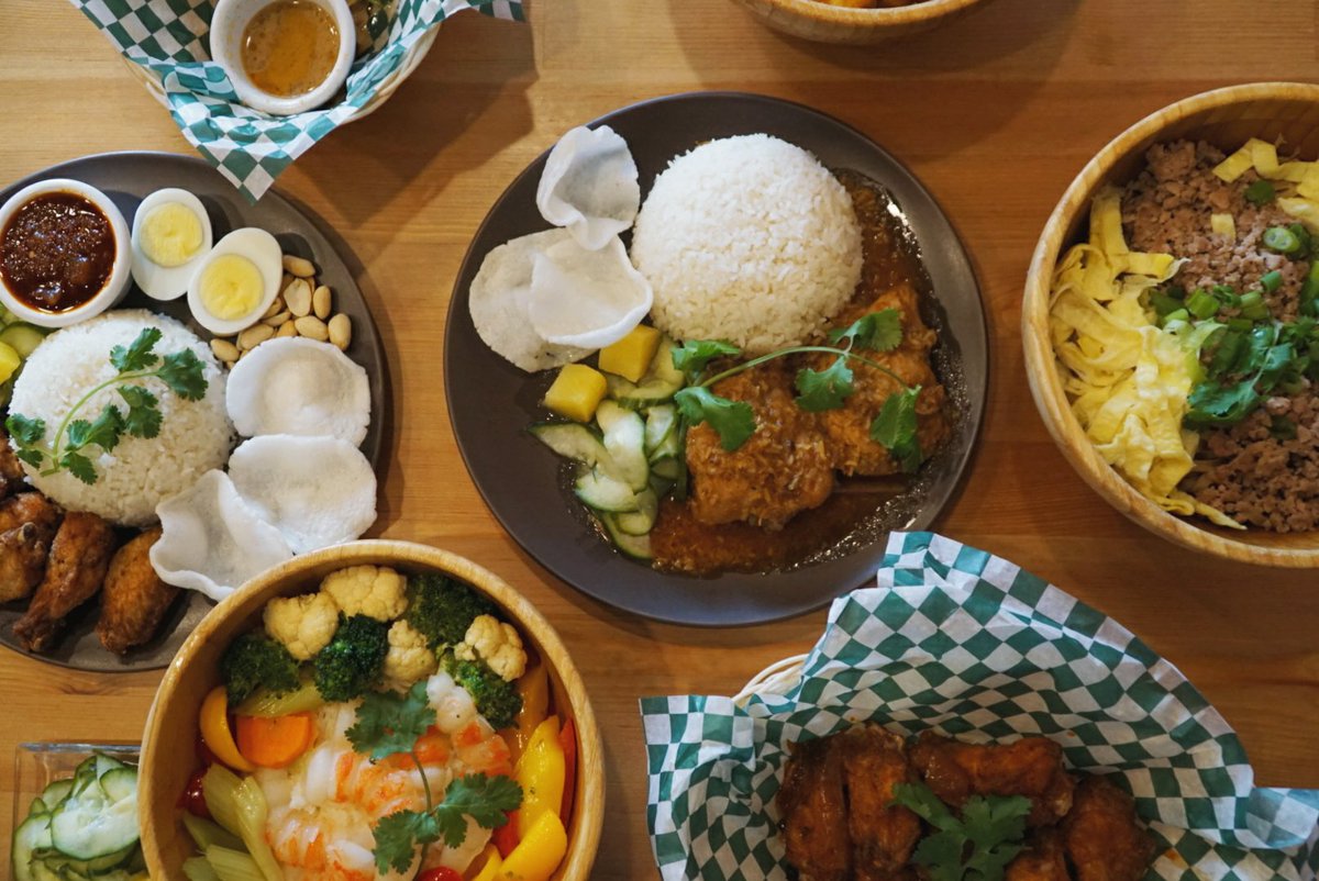 IslandLiew's tweet photo. My favorite things to order there are the Laksa and the Roti. Nice and cozy small family business. Owners are very friendly, they seem very passionate about the food.#malaysian #laksa #roti #lunch #lunchbox #yegfood #edm #spicy https://t.co/QvwAS3HdNU